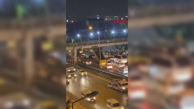 Tuzla'da kamyonun damperi üst geçide takılı kaldı 