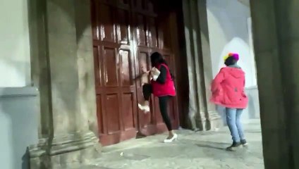 Oruro: Destituyen a funcionaria que fue filmada pateando la puerta de la Gobernación