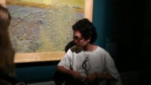 Unos activistas lanzan sopa de guisantes sobre un Van Gogh en Roma