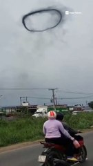VIDEO: Un inquietante anillo de humo negro aparece en el cielo de Vietnam