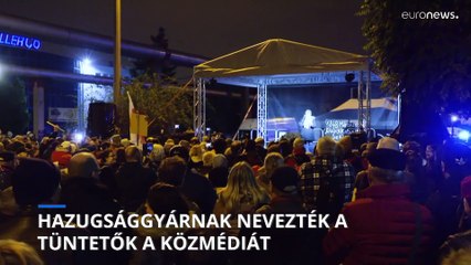 Hazugsággyárnak nevezték a közmédiát az MTVA előtt tüntetők