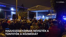 Hazugsággyárnak nevezték a közmédiát az MTVA előtt tüntetők
