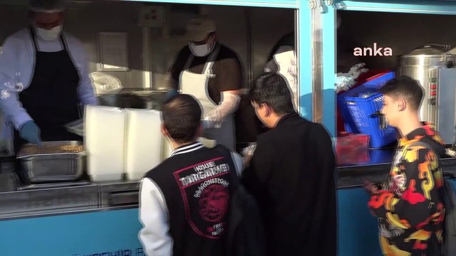 İzmir Katip Çelebi Üniversitesi belediyenin yemek dağıtım aracının girişine halen izin vermedi