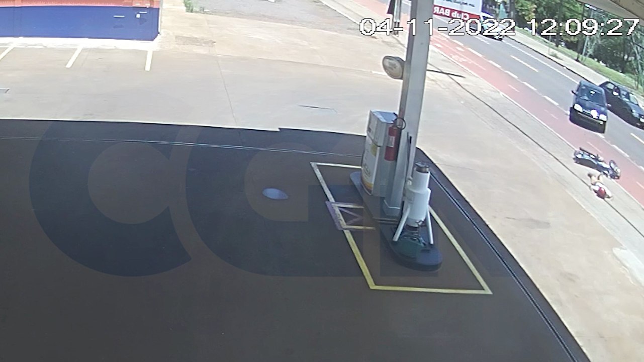 Veja por outro ângulo acidente que deixou motociclista ferido na Avenida Piquiri