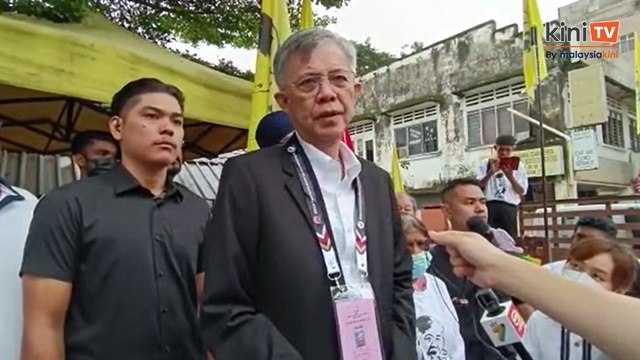 8.00am: Calon bebas Batu, Tian Chua tiba dengan 60 penyokong