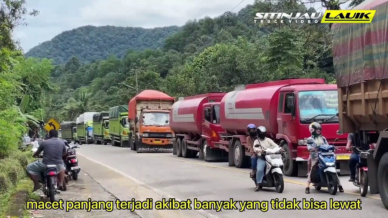 Mobil Bupati Sampai Dikawal Ketat Polisi, Macet Parah Insiden Truk Tabrak Bebatuan di Sitinjau Lauik