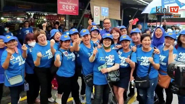 8.30am: Penyokong Wee Ka Siong tiba sambil nyanyi lagu 'Barisan Kita'