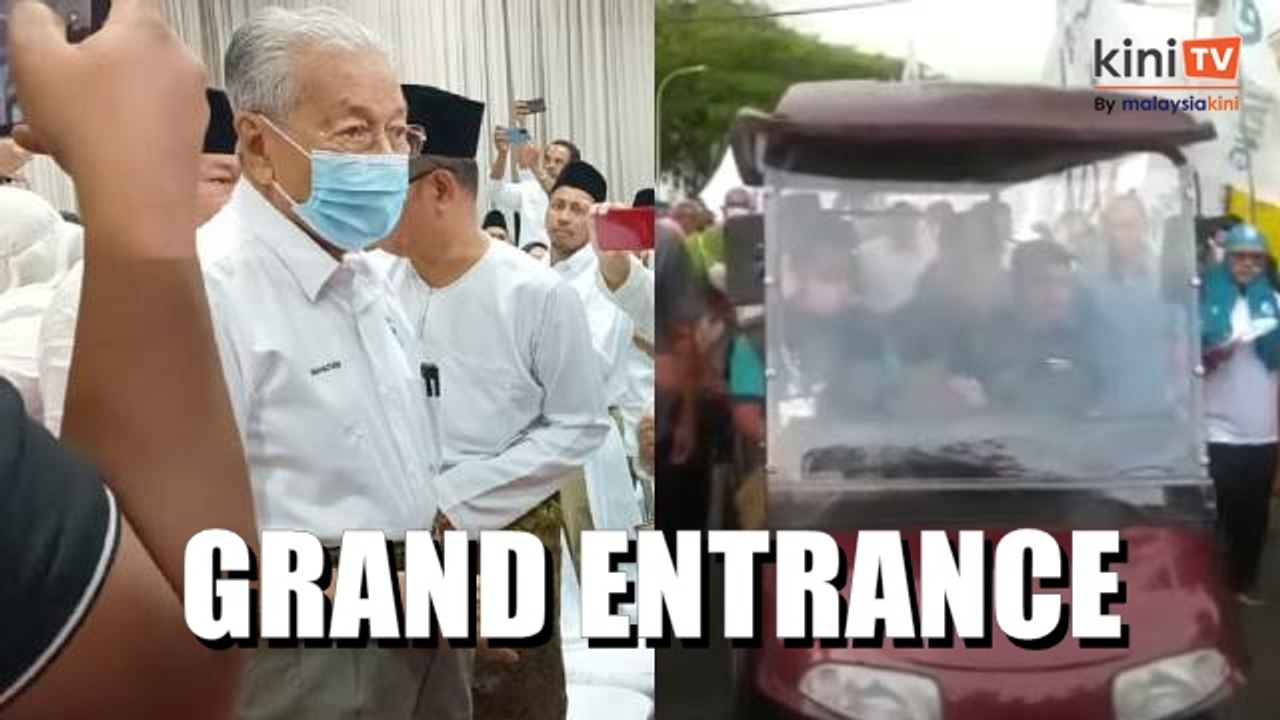 Dr Mahathir makes grand entrance on buggy in Langkawi