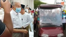 8:40am: Dr Mahathir naik 'buggy' ke pusat penamaan calon
