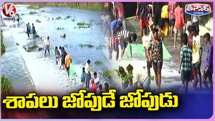 People Catch Fish From Overflowing Waterbodies After Rain In Chennai| V6 Teenmaar