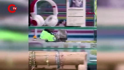 Annesi aracı park alanından çıkarırken bebekle polis ilgilendi