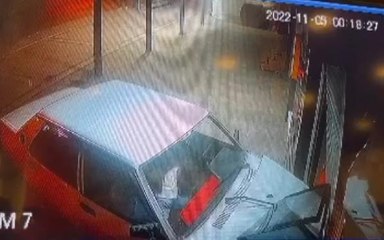 OTOMOBİLİN İŞ YERİNE DALDIĞI KAZA KAMERADA