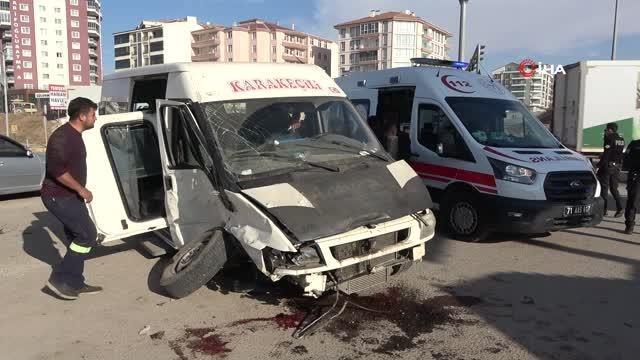 Yolcu Minibüsüyle pikap çarpıştı: 4 yaralı