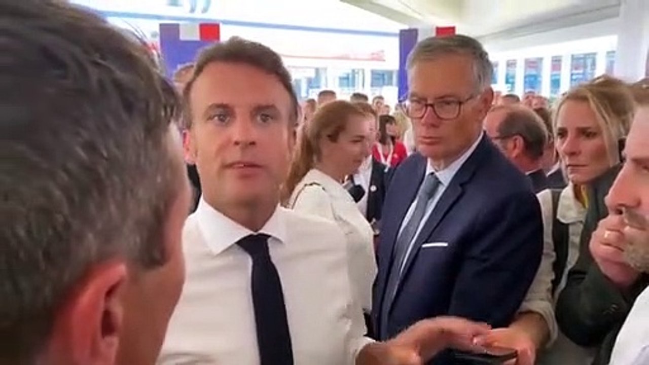 La réponse lunaire d'Emmanuel Macron à une journaliste : « Ça m'en touche une sans bouger l'autre »