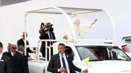 مؤمنون يستقبلون البابا فرنسيس بالتصفيق والدموع في البحرين