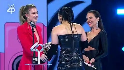 Rosalía 'la caga' en la gala de LOS40 por la emoción de coincidir con Alexia Putellas