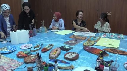 Atık odun ve ağaç parçaları el sanatları kursunda kullanılıyor