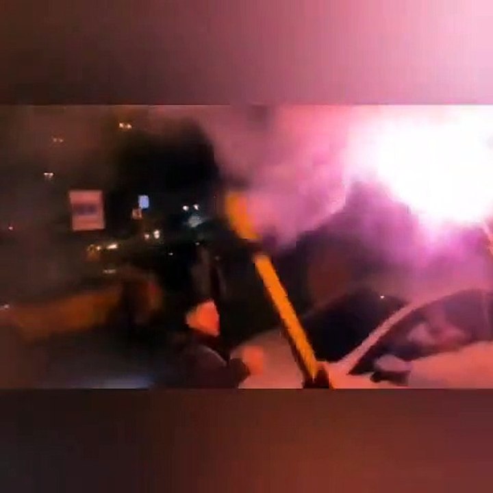 Galatasaraylı taraftarların attığı meşale Beşiktaş stadının içine düştü