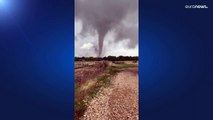 Tornados assolam sul dos Estados Unidos