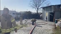 Sultangazi'de boş arazide çıkan ve iş yerine sıçrayan yangın söndürüldü