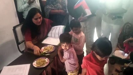 मुख्य सचिव ने बच्चों से किया दुलार, अपने हाथों से खिलाई खिचड़ी