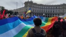 Canti e bandiere ucraine, a Roma la manifestazione per la pace