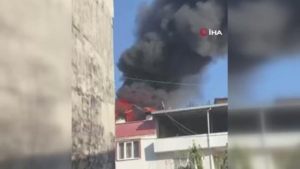 Bursa'da 2 katlı evin çatısı alev alev yandı