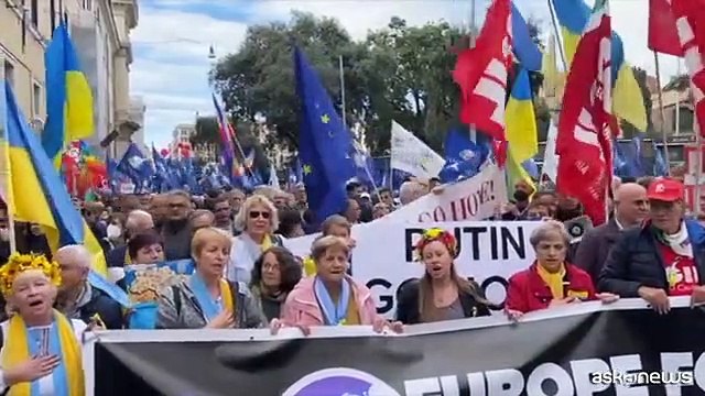 Canti e bandiere ucraine, a Roma la manifestazione per la pace