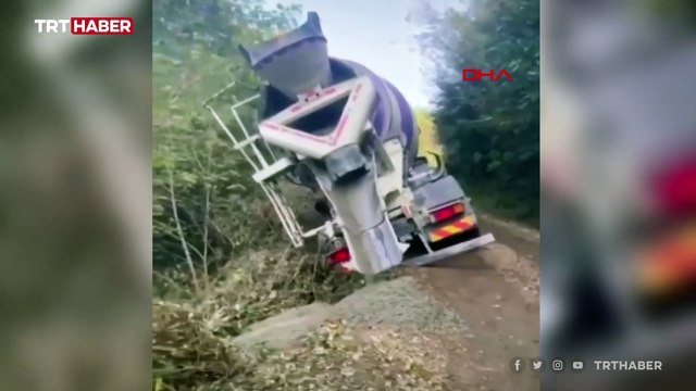Beton mikserinin ormanlık alana devrilme anı kamerada