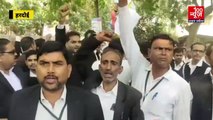 Hardoi News : शहर कोतवाल की कार्यशैली से नाराज अधिवक्ताओ ने एसपी दफ्तर के बाहर कोतवाल का पुतला फूंकाकर बर्खास्तगी की मांग की