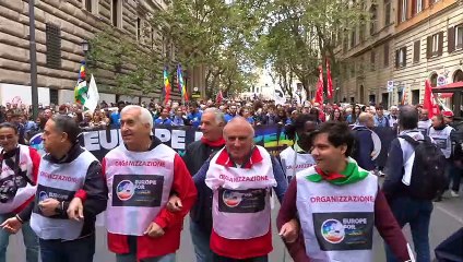 Manifestazione per la pace a Roma, il corteo raggiunge piazza San Giovanni