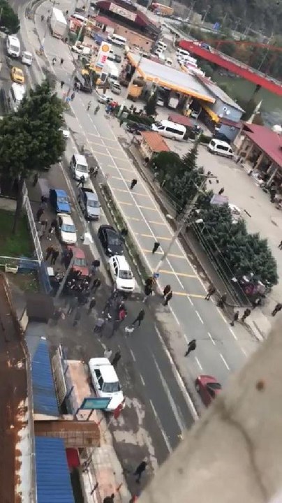 POLİS MERKEZİNDE TARTIŞTIĞI POLİSİ TABANCAYLA AYAĞINDAN VURDU O ANLAR KAMERADA