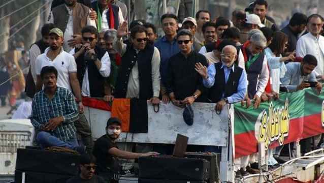 Pakistan'da karışıklık devam ediyor! Süikast girişimi sonrası İmran Han'a bir darbe de hükümetten geldi