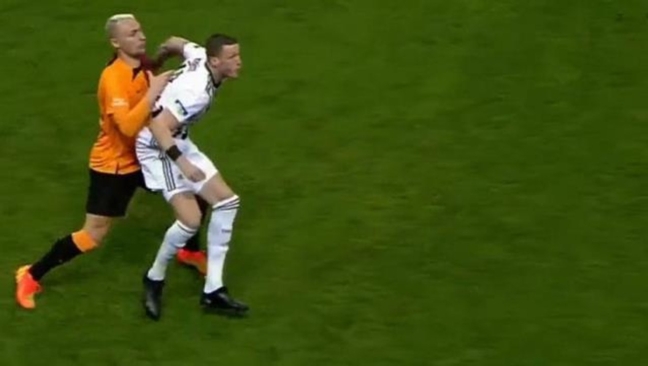 Galatasaray taraftarına derbide saç baş yolduran pozisyon! Hakemin kararına anlam veremediler