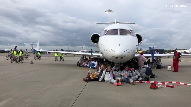 Grupos ecologistas bloquean reactores privados en el aeropuerto de Ámsterdam