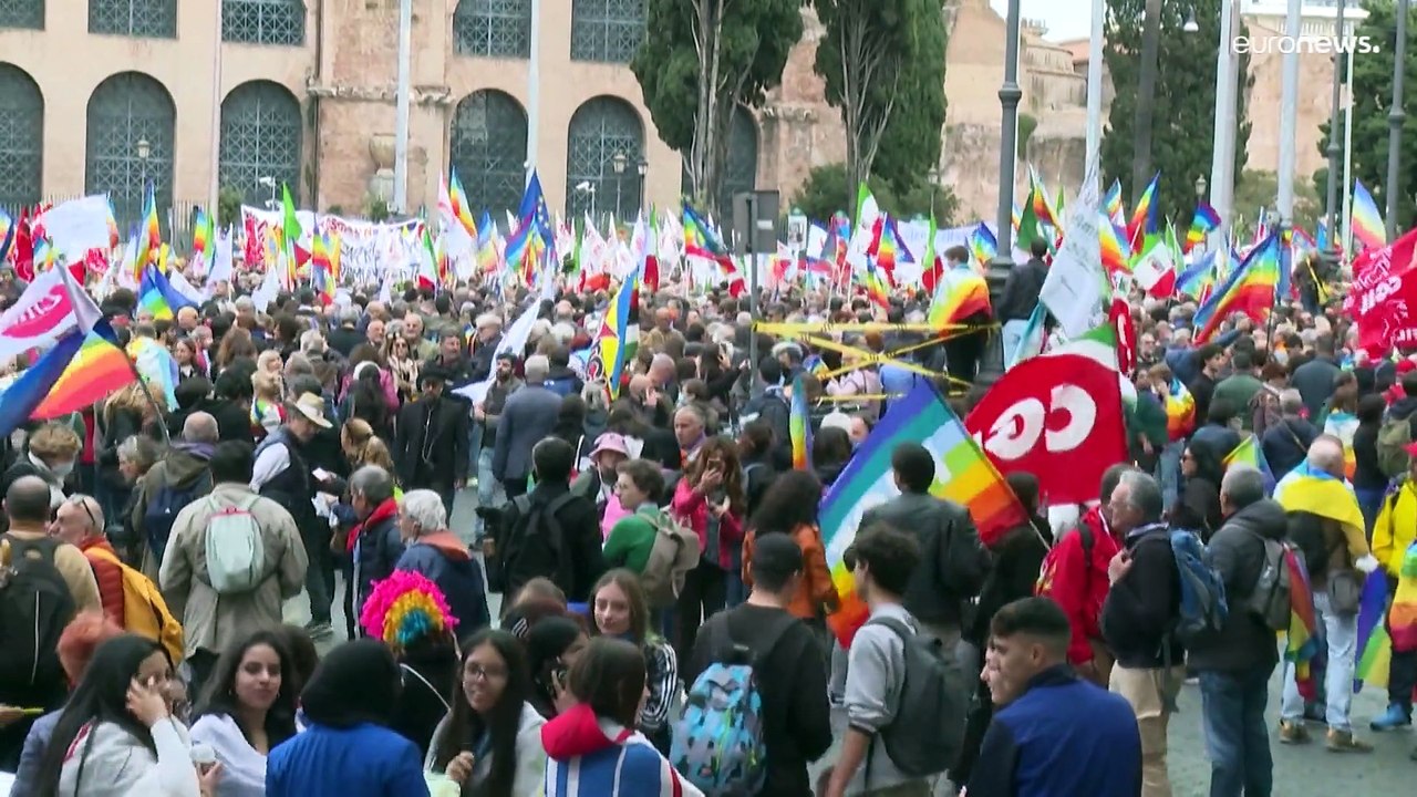 Roma invasa dai pacifisti. Decine di migliaia contro la guerra in Ucraina