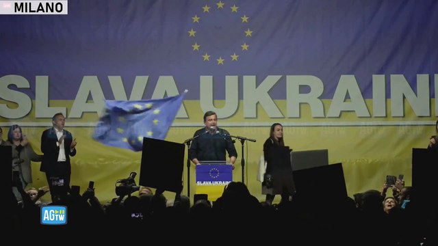 Milano, Calenda chiude l’intervento per la pace in Ucraina cantando “Bella Ciao”