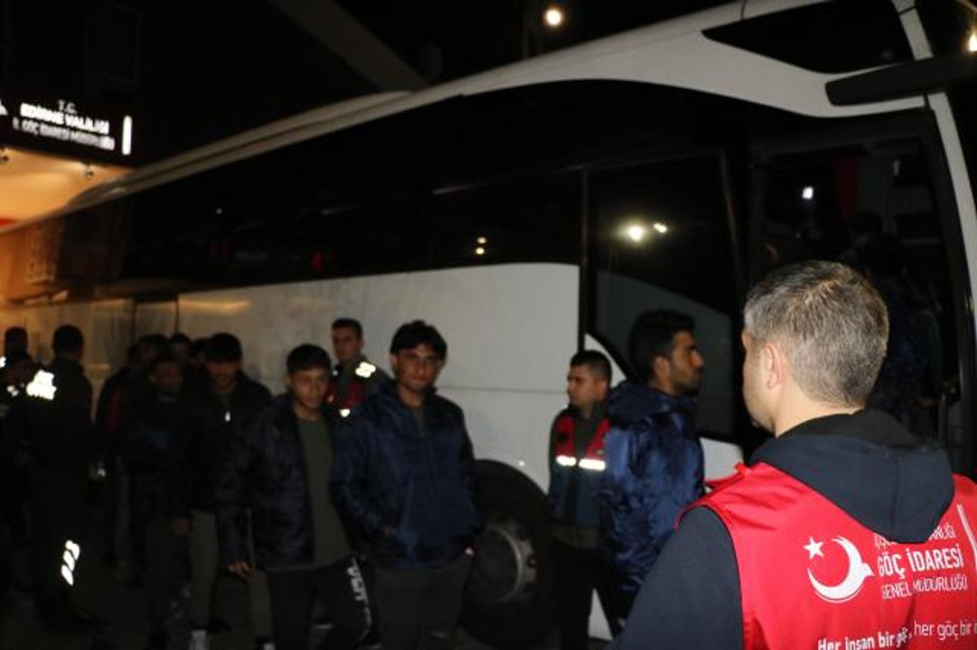 Edirne'de son bir ayda 413 düzensiz göçmen sınır dışı edildi
