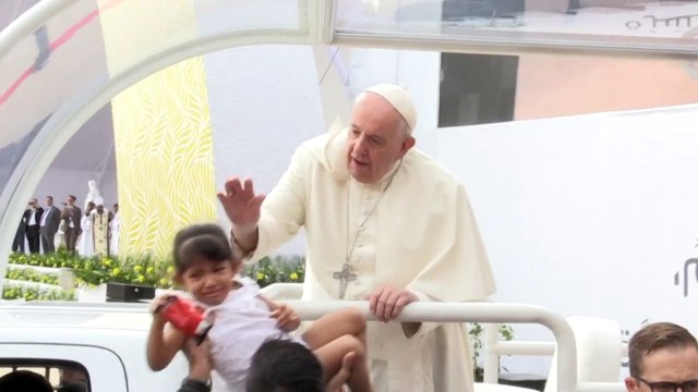 Papa celebra missa ao ar livre para 30 mil pessoas no Bahrein