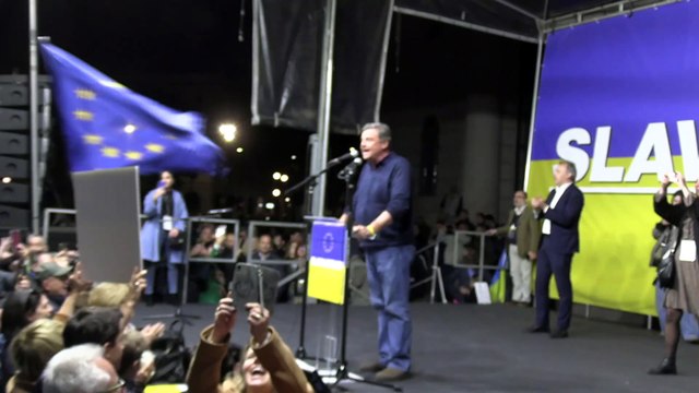 Calenda intona Bella Ciao : Può esser cantata solo da piazze che non tradiscono la resistenza