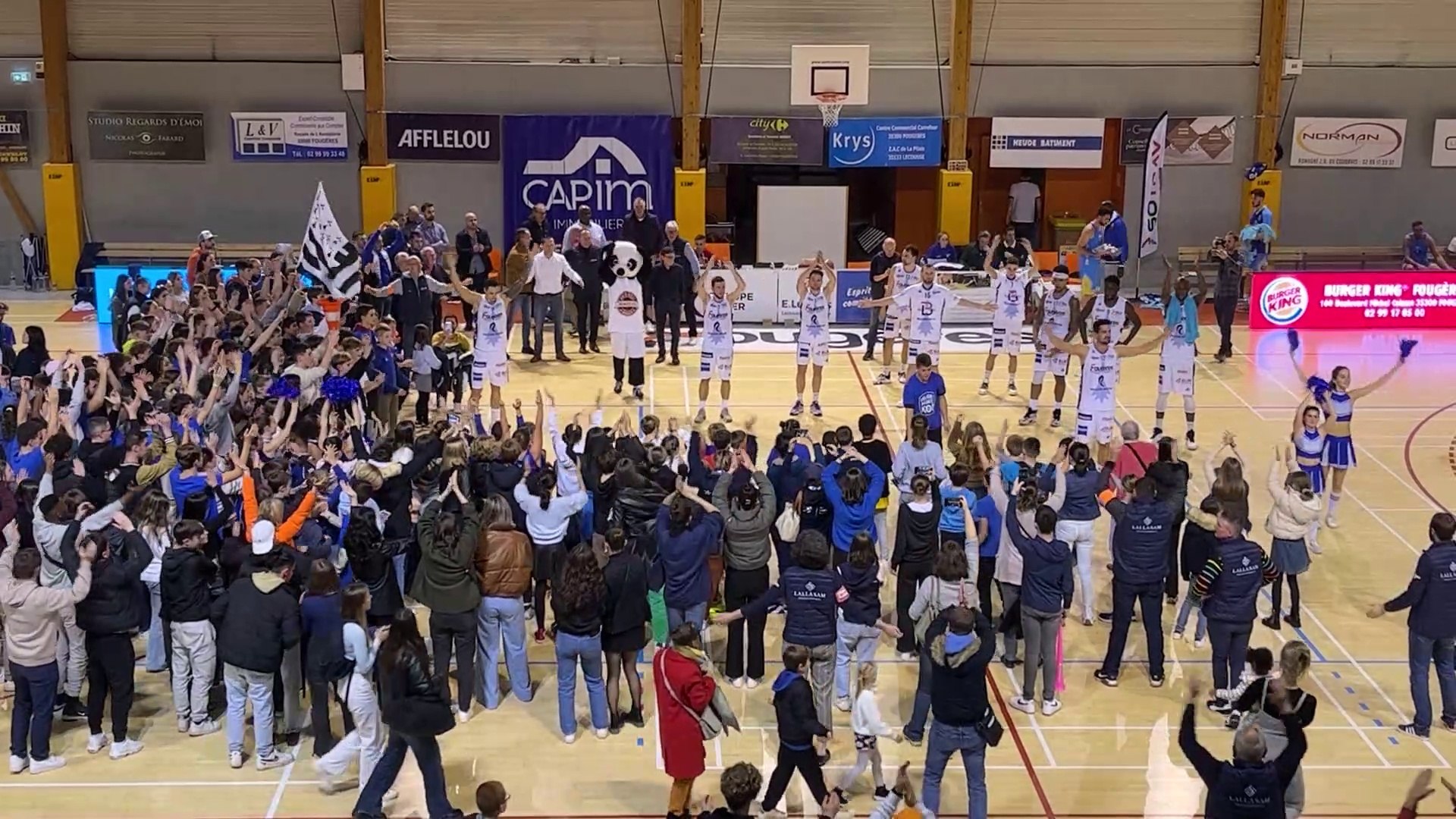 Clapping après la victoire du Pays de Fougères Basket face à Poissy - Vidéo  Dailymotion