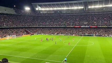 Ovacio´ a Piqué quan acaba el seu últim partit oficial