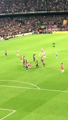 Ovacio´ a Piqué quan acaba el seu últim partit oficial