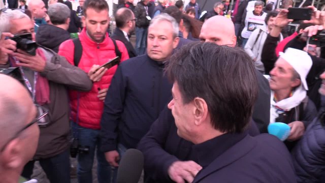 Manifestazione per la Pace, Conte lascia la piazza tra gli applausi della gente