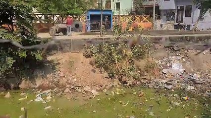 मेजा नहर जगह-जगह टूटी, कचरे से अटी पडी