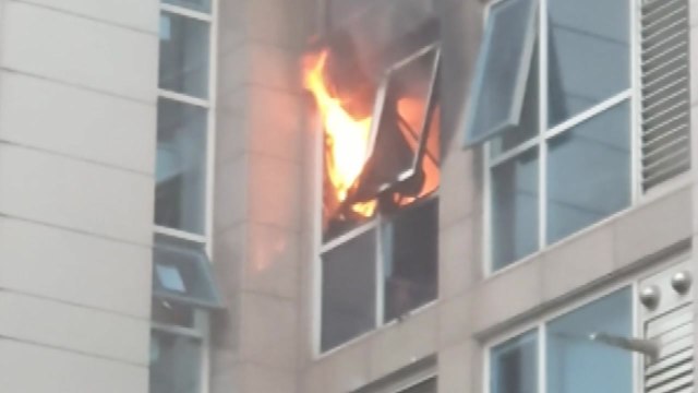 서울 종로 아파트에서 불... 주민 3명 병원 이송 / YTN