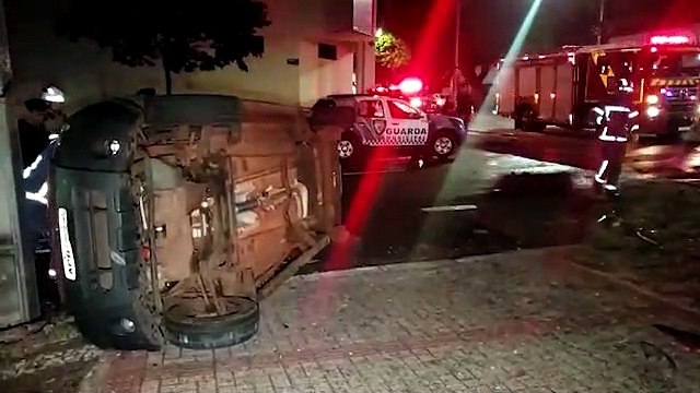 EcoSport tomba em forte colisão entre dois carros no centro; três pessoas ficam feridas