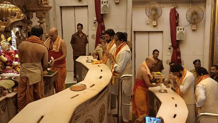 Amitabh Bachchan,Abhishek Bachchan पहुंचे Siddhivinayak,दान पेटी में इस तरह से डाले पैसे | FilmiBeat