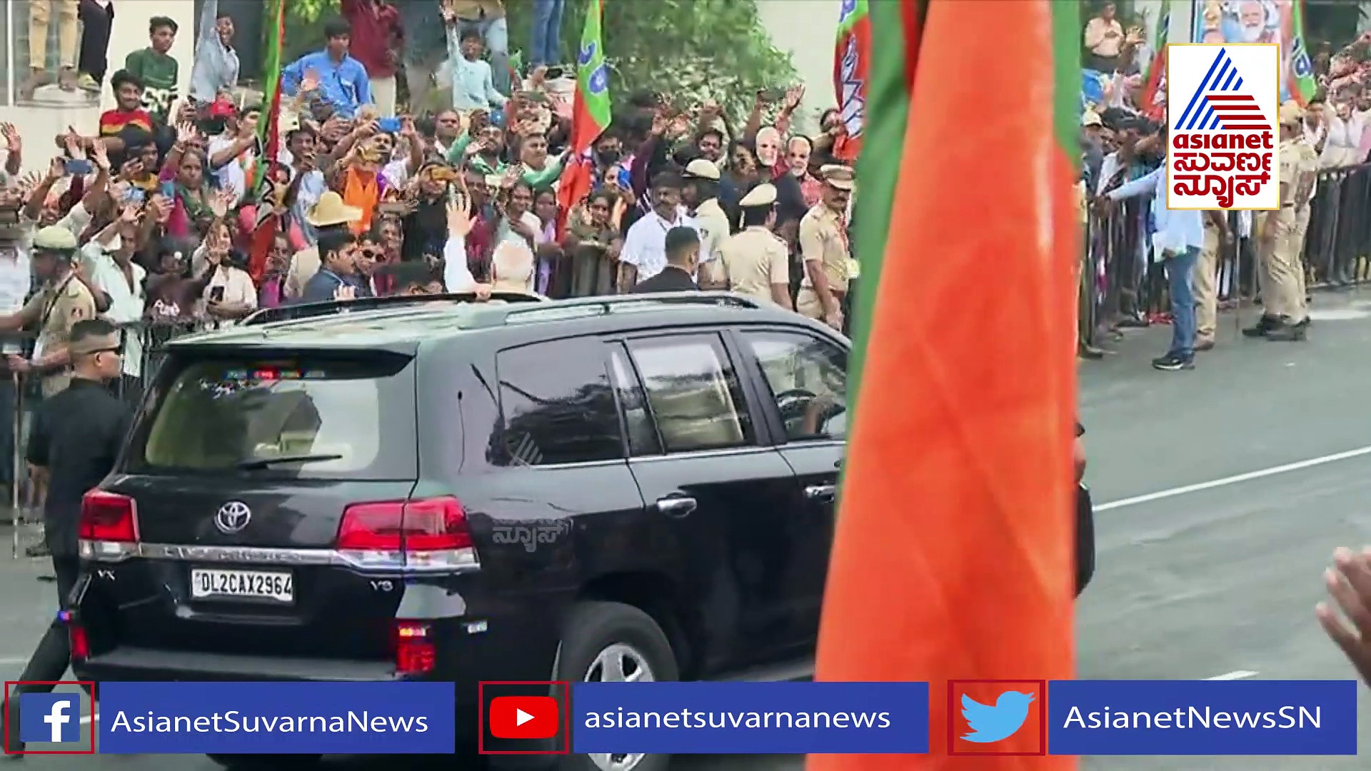 ಶಿಷ್ಟಾಚಾರ ಬ್ರೇಕ್: ಕಾರಿನ ರನ್ನಿಂಗ್ ಬೋರ್ಡ್ ಮೇಲೆ ನಿಂತು ಕಾರ್ಯಕರ್ತರಿಗೆ ಮೋದಿ ಸ್ವಾಗತ