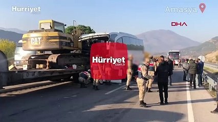 Amasya'da tur otobüsü, çekiciyle taşınan iş makinesine çarptı